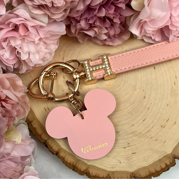 Gorgeous Pink Leather Minnie Mouse with Wrist Strap Key Fob Keychain - Picture 10 of 16